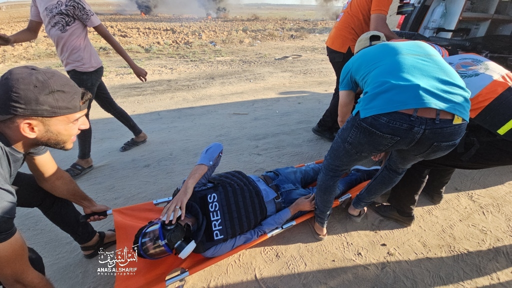 6 إصابات منهم 3 صحفيين بقنابل غاز مباشرة أطلقها الاحتلال شرق غزة