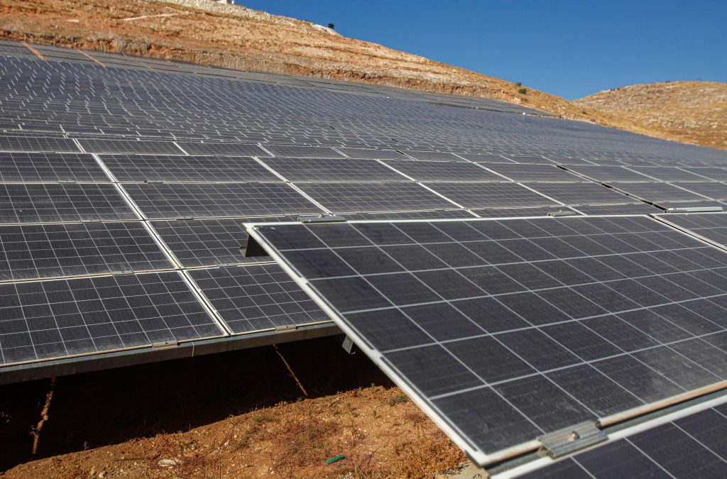 محطات الطاقة الشمسية.. أسلوب إسرائيلي لسلب الأرض وتعزيز الاستيطان