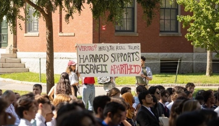 تظاهرة في جامعة هارفارد الأميركية رفضًا لجرائم الاحتلال
