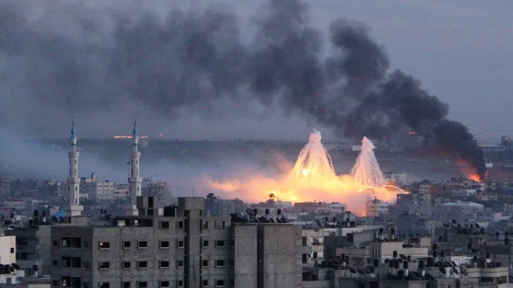 منظمة دولية: قصف إسرائيلي بالفسفور الأبيض على غزة لارتكاب الإبادة والتهجير القسري
