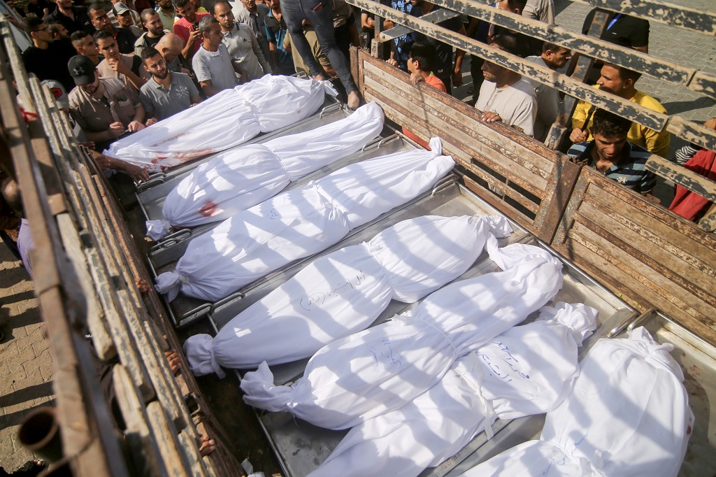 70 شهيدًا وأكثر من 200 جريح في مجزرة استهدفت قافلة نازحين بغزة