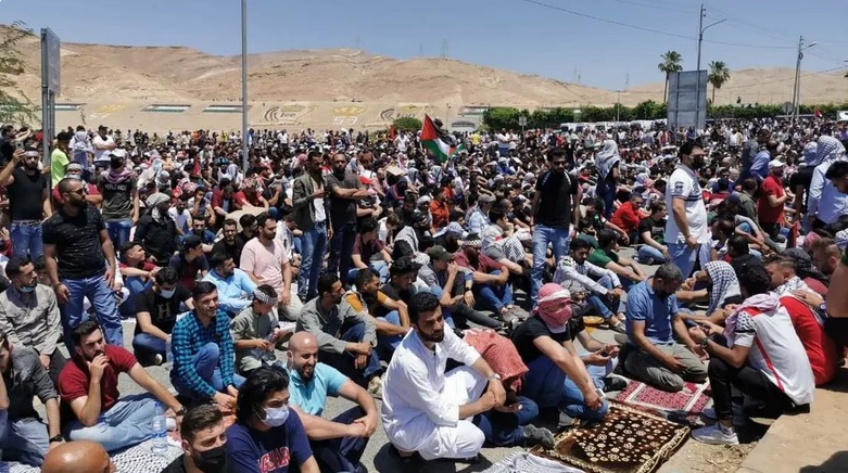 آلاف الأردنيين يتوجهون للحدود مع فلسطين دعما للمقاومة وغزة