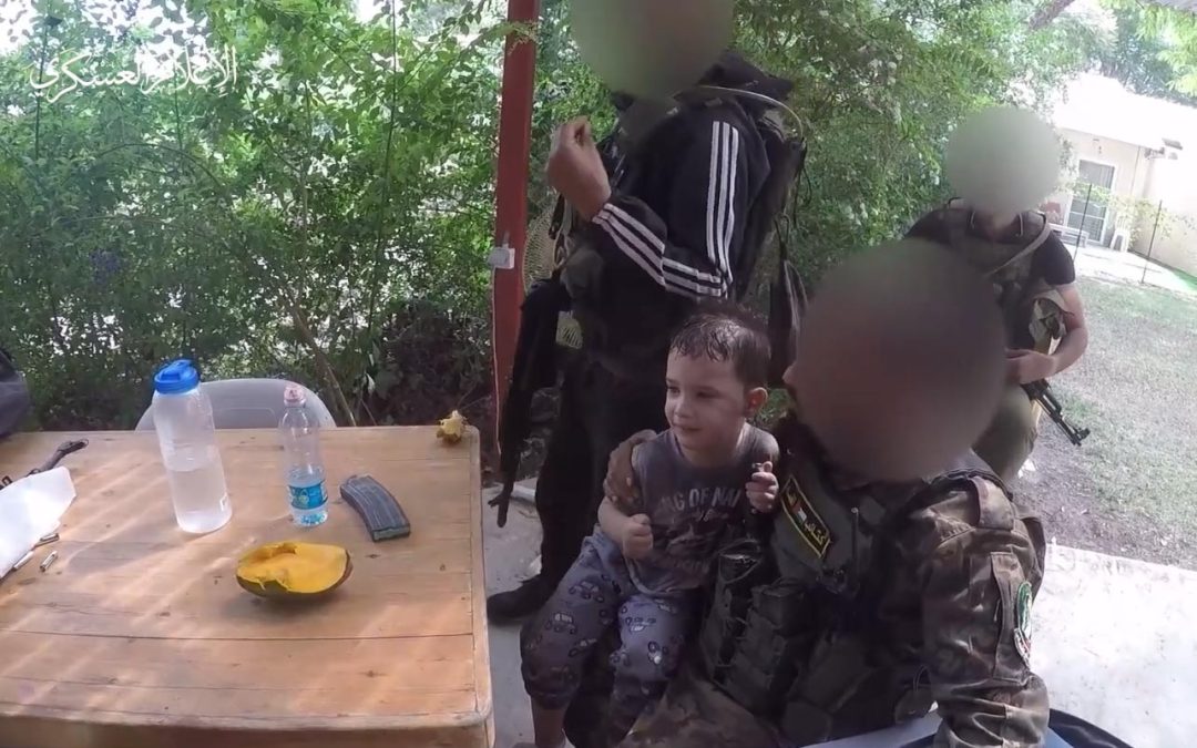 تعامل مجاهدي القسام مع الأطفال خلال المعارك في كيبوتس “حوليت”