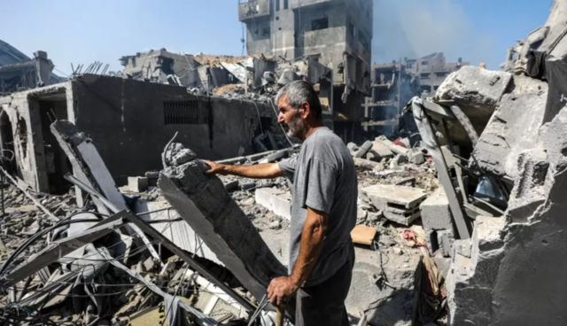 فلسطينيون بشمال قطاع غزة يرفضون أوامر الاحتلال بالنزوح لجنوبه