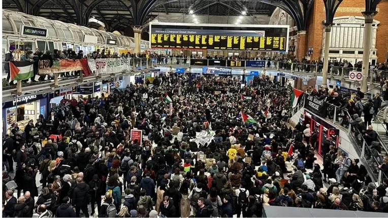تأييدا لفلسطين.. محتجون بريطانيون يقتحمون محطة ليفربول بحي المال في لندن
