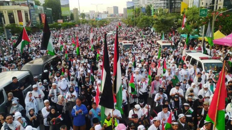 مئات الآلاف يشاركون بمسيرة في إندونيسيا تنديدا بالعدوان على غزة