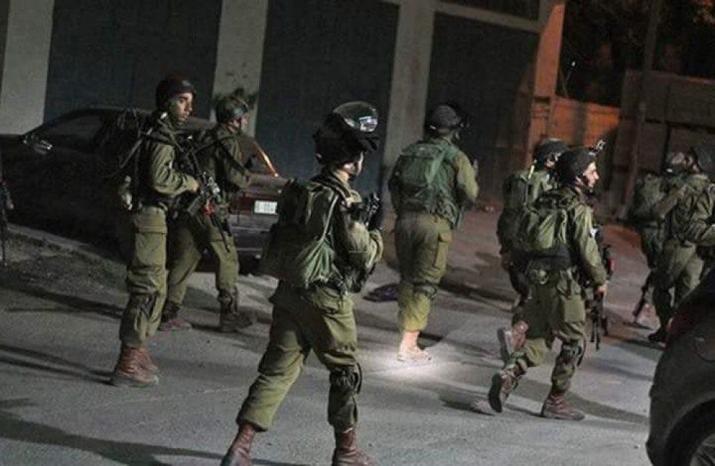 جيش الاحتلال يعتقل 25 مواطنا بالضفة الغربية السبت