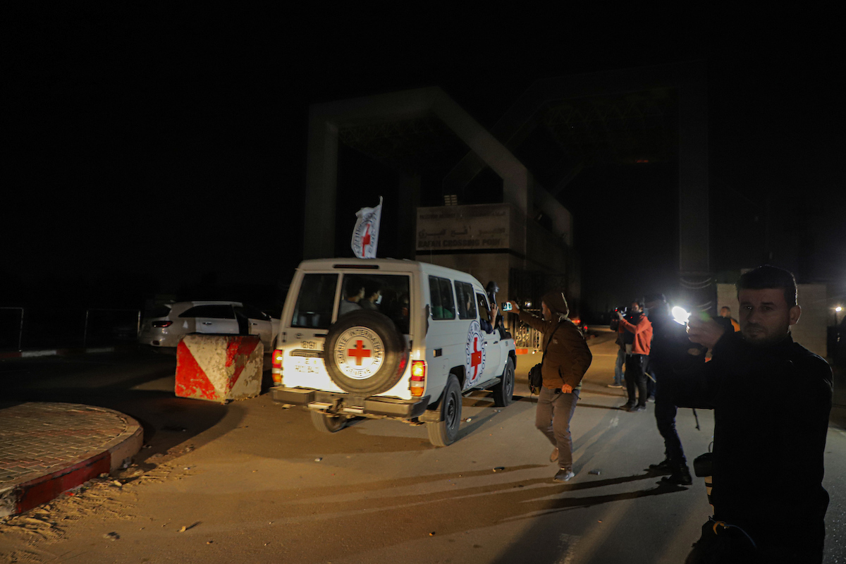 القسام يسلم 11 أسيرًا إسرائيليًّا إلى الصليب الأحمر