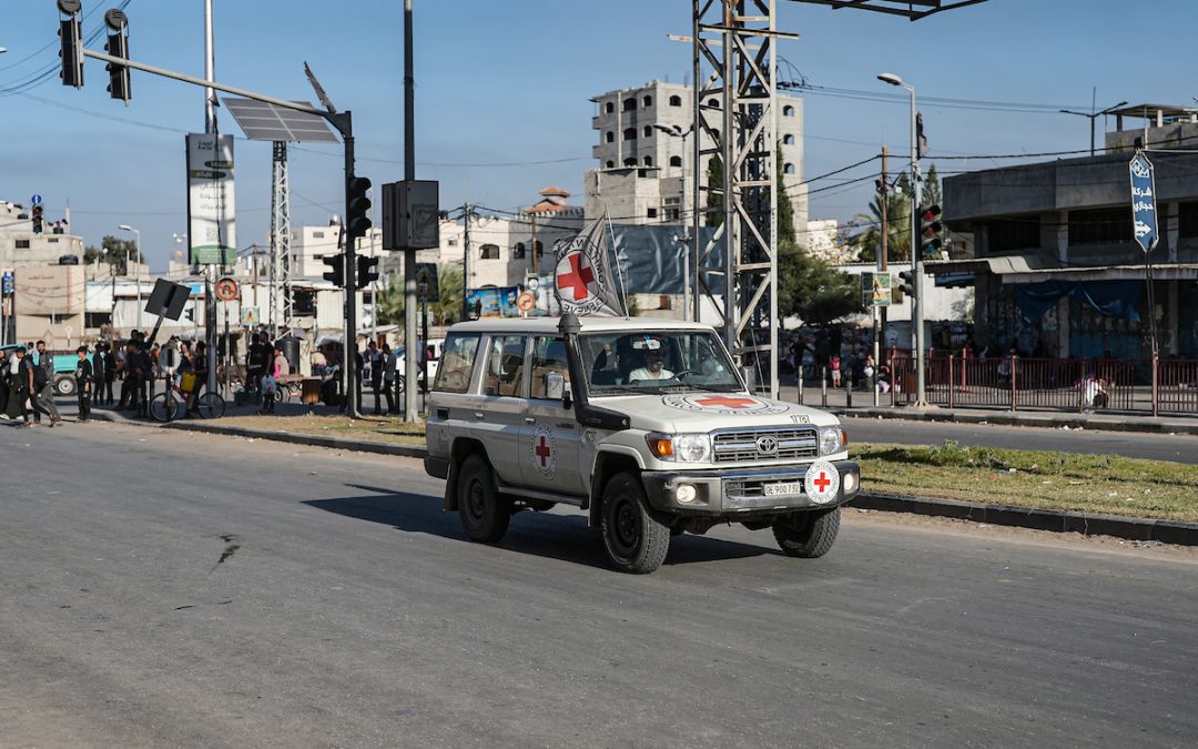 الصليب الأحمر يستهجن استهداف الاحتلال قافلته الإنسانية في غزة