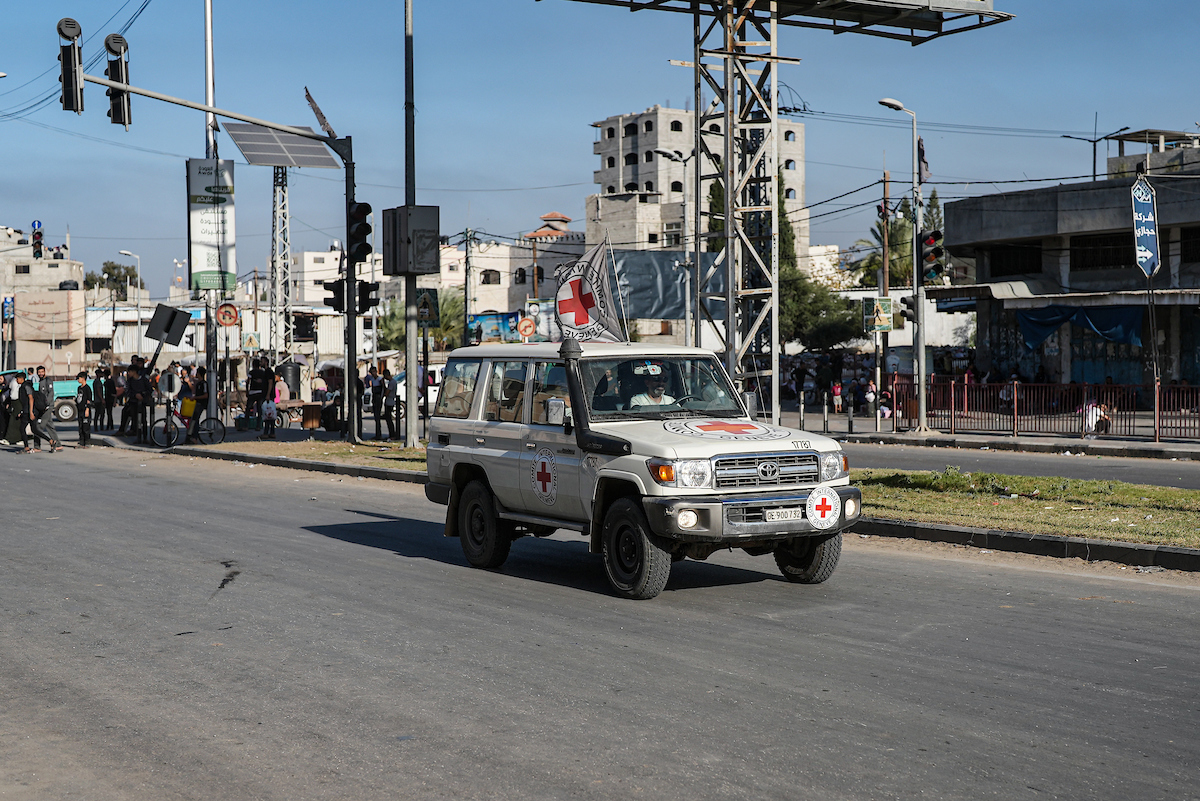 الصليب الأحمر يستهجن استهداف الاحتلال قافلته الإنسانية في غزة