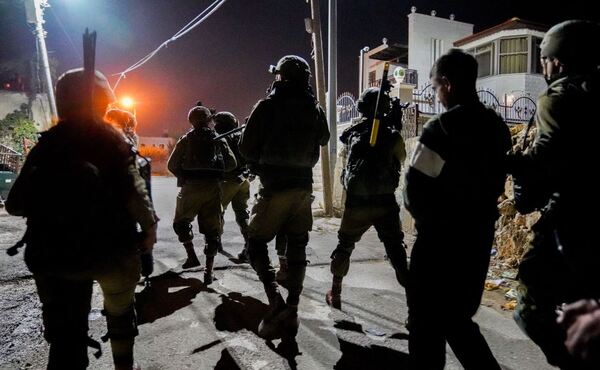 الاحتلال يعتقل 65 مواطناً على الأقل من الضّفة