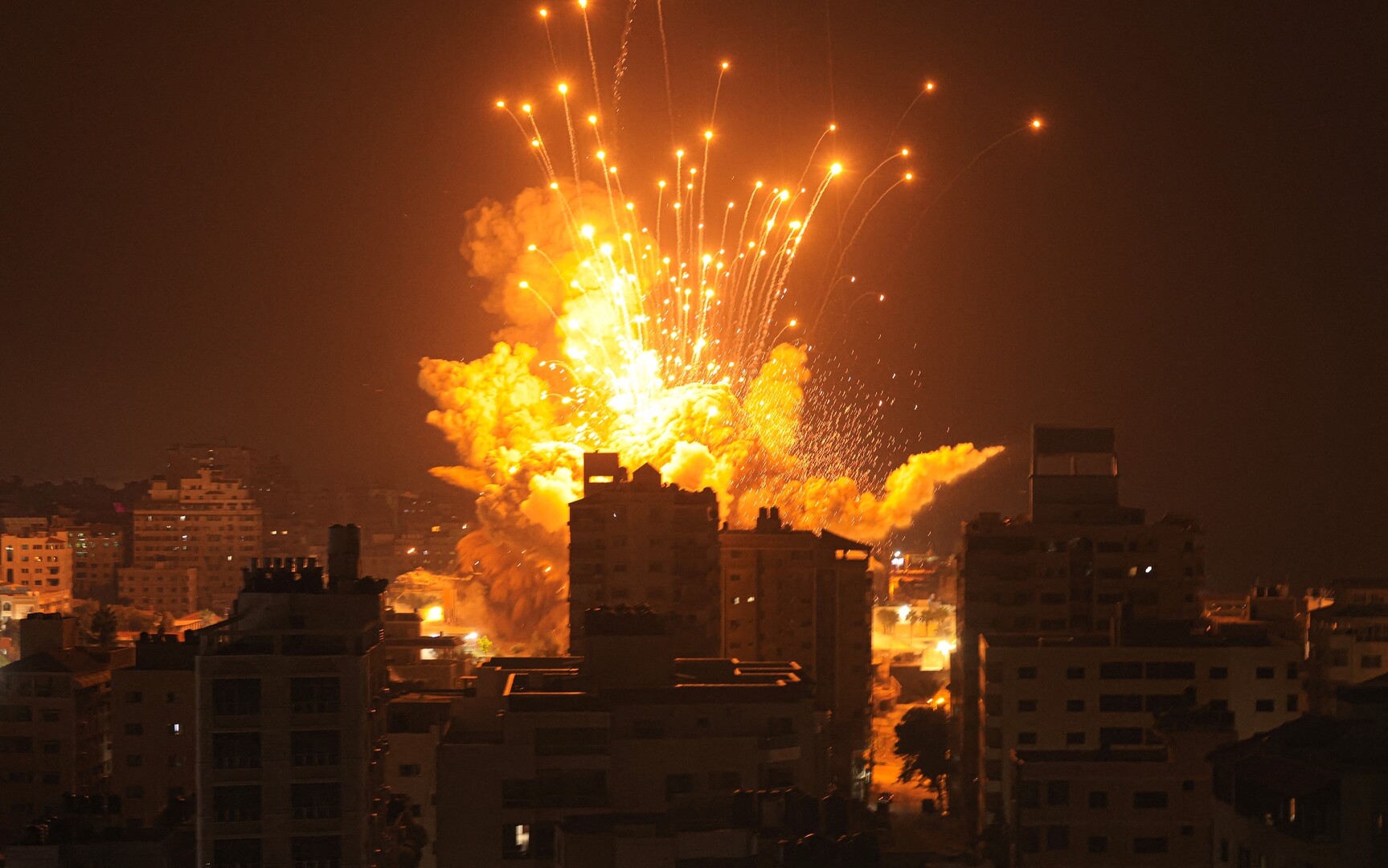 بعد قطع الاتصالات .. عشرات الشهداء في مجازر عدة بقطاع غزة