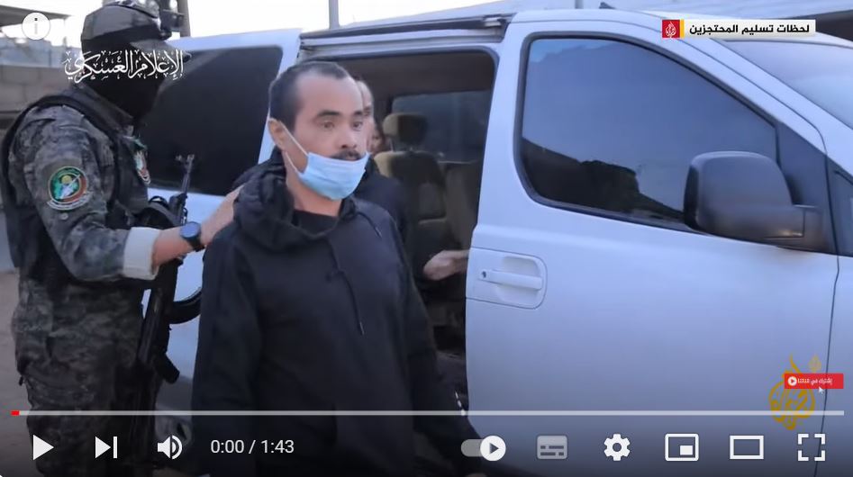 مشاهد للحظات تسليم كتائب القسام للمحتجزين لديها الجمعة