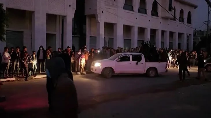 استعراض للقوة .. القسام يسلم أسرى الاحتلال في قلب مدينة غزة