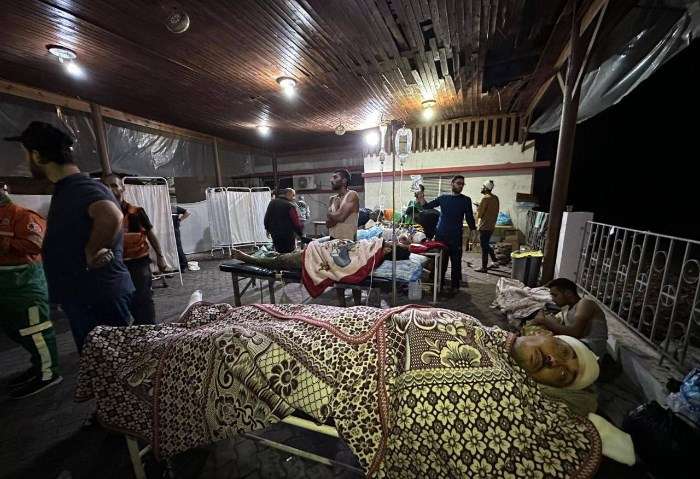 الأورومتوسطي: إسرائيل تحول مباني مجمع الشفاء الطبي بغزة مركزا للاعتقال والتنكيل