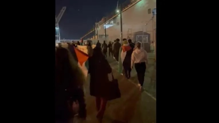 محتجون يحاولون منع إبحار سفينة أمريكية تنقل الذخائر للاحتلال