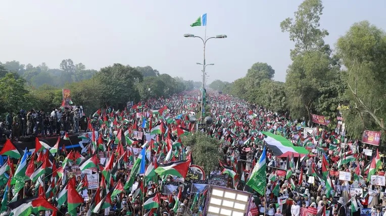 مئات آلاف الباكستانيين يتظاهرون ودعوات للجهاد ضد الاحتلال (شاهد)
