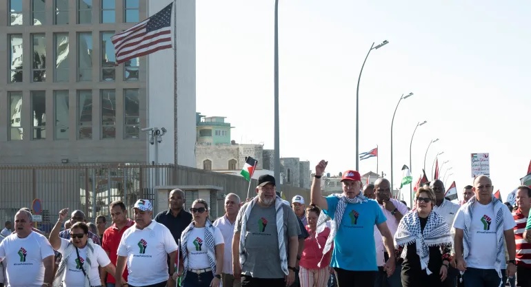 أمام السفارة الأمريكية.. رئيس كوبا يقود مظاهرة ضخمة مؤيدة لغزة في هافانا