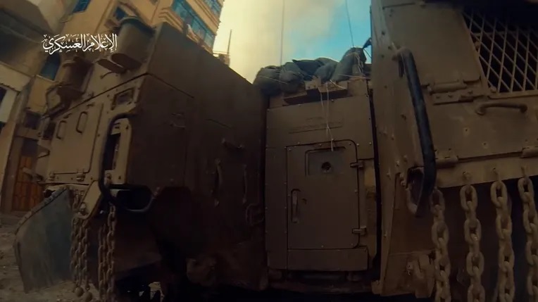 من مسافة صفر.. القسام تنشر مقاطع جديدة لإعطاب دبابات واشتباك مع جنود بغزة (شاهد)