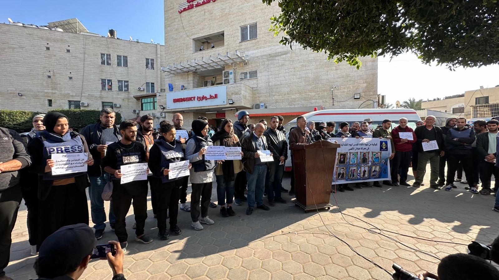 يوم الوفاء للصحفي الفلسطيني .. مطالبات بحماية حراس الحقيقة من إرهاب الاحتلال يوم الوفاء للصحفي الفلسطيني .. مطالبات بحماية حراس الحقيقة من إرهاب الاحتلال