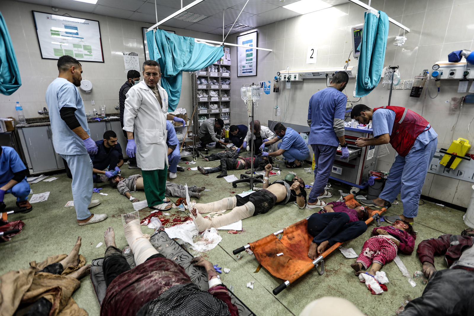 الألم والمأساة بمستشفيات غزة تتواصل.. عملية جراحية دون كهرباء أو تخدير (شاهد)