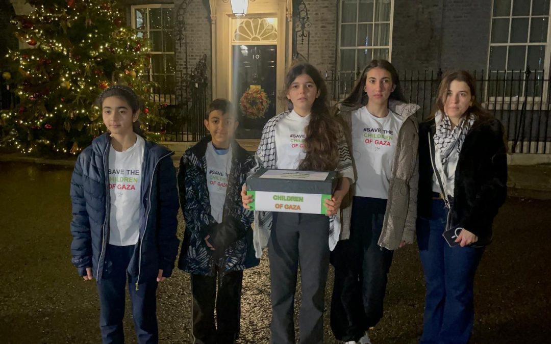 أطفال بريطانيا يقدمون عريضة لسوناك وستارمر لأجل حقن دماء أقرانهم في غزة