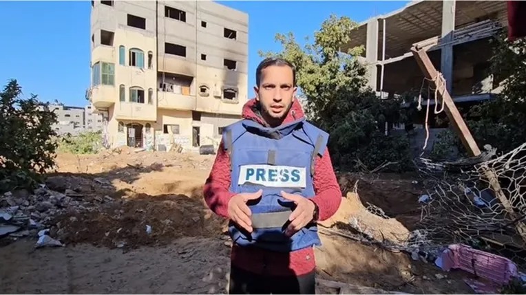 استشهاد والد مراسل الجزيرة أنس الشريف بعد قصف الاحتلال لمنزله (شاهد)
