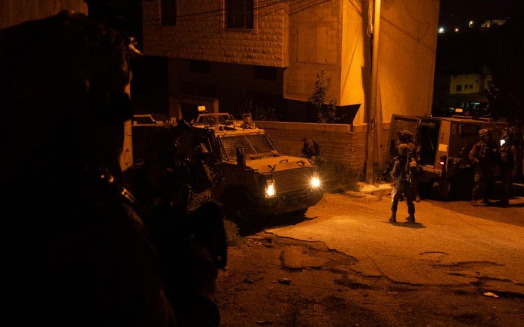 مقتل جندي وإصابة 17 بتفجير آلية للاحتلال خلال اقتحام جنين