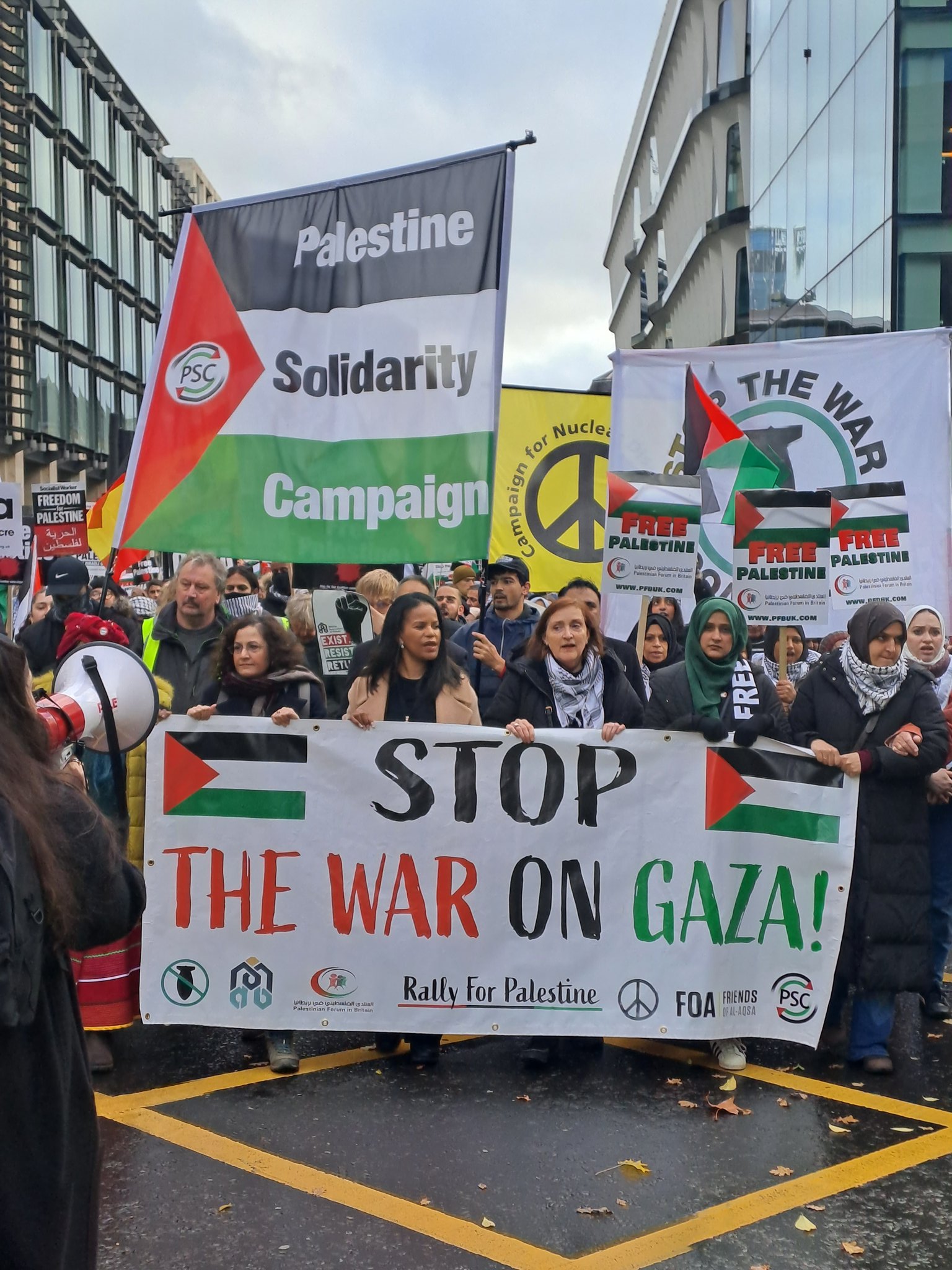 أكثر من 200 ألف متظاهر في لندن نُصرةً لغزة وللمطالبة بوقف الحرب