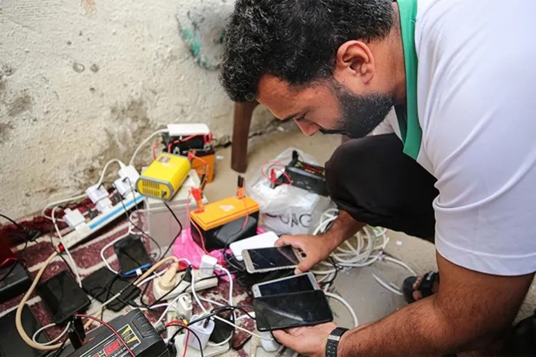 بعد انقطاع لـثلاثة أيام.. عودة جزئية للإنترنت والاتصالات في غزة