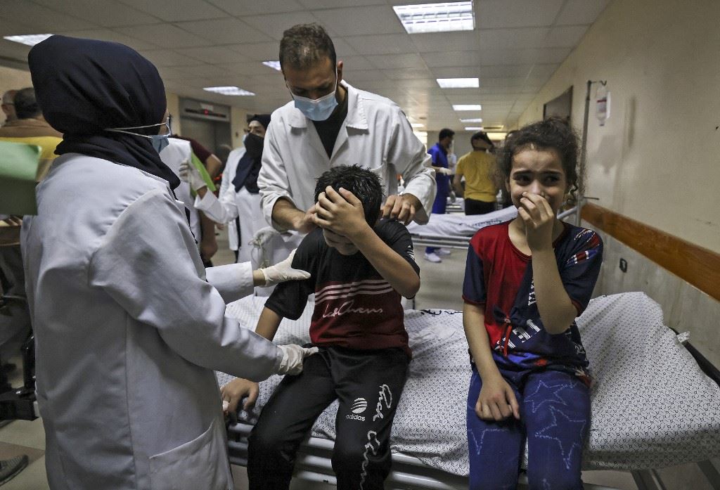 المكتب الإعلامي الحكومي يطالب بإدخال مستشفيات ميدانية مجهزة لإنقاذ الجرحى بغزة
