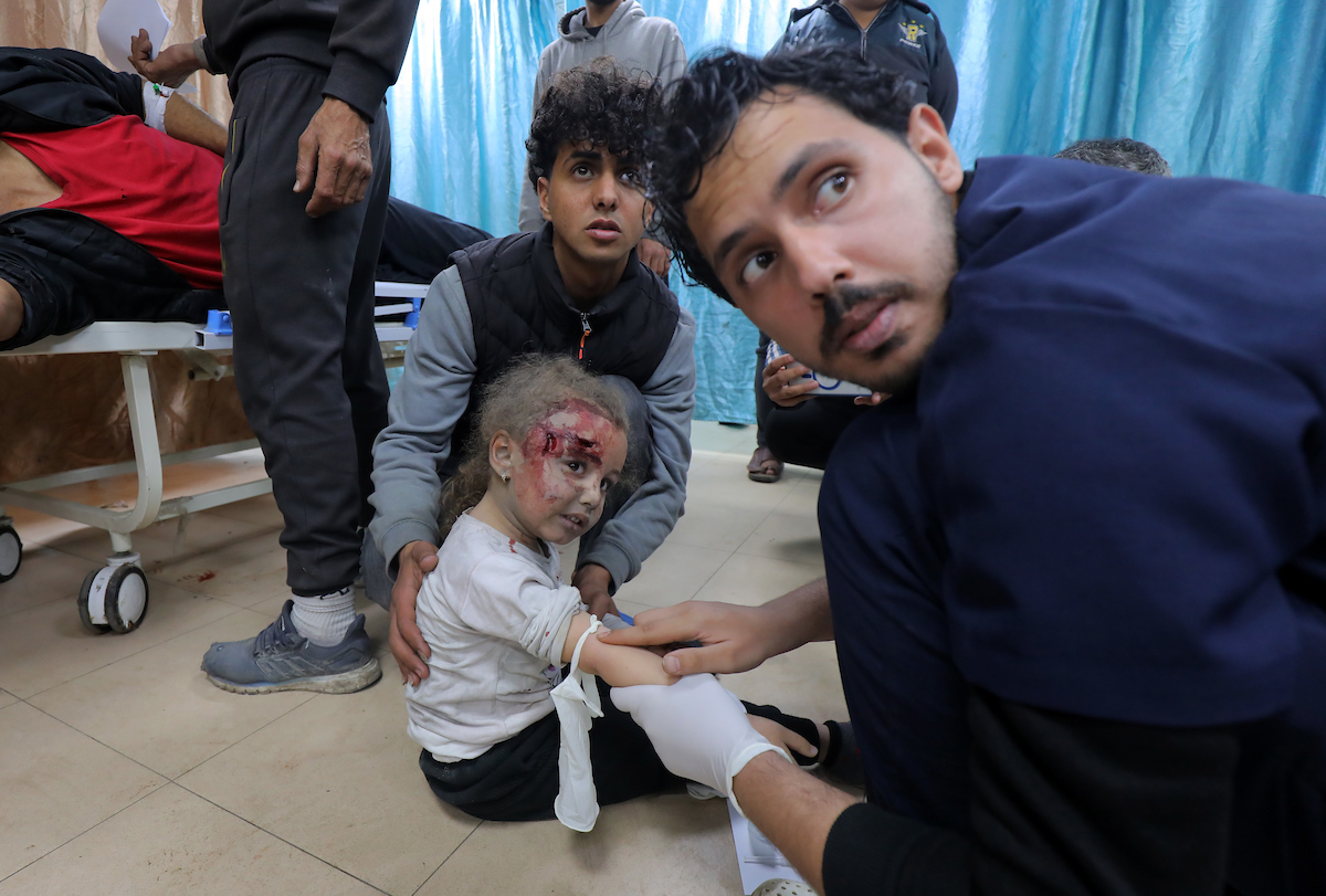 الصليب الأحمر تحذر: الانهيار الطبي الكامل يهدد غزة