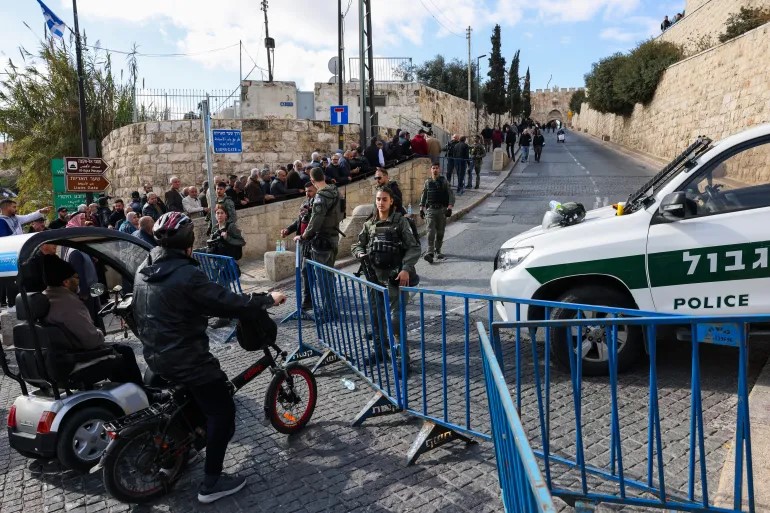 حماس: اعتداء الاحتلال على المصلين ومنعهم من الوصول للأقصى سلوك نازي