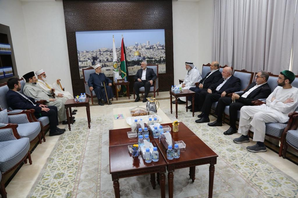 هنية يستقبل وفودًا من علماء الاتحاد العالمي لعلماء المسلمين هنية يستقبل وفودًا من علماء الاتحاد العالمي لعلماء المسلمين