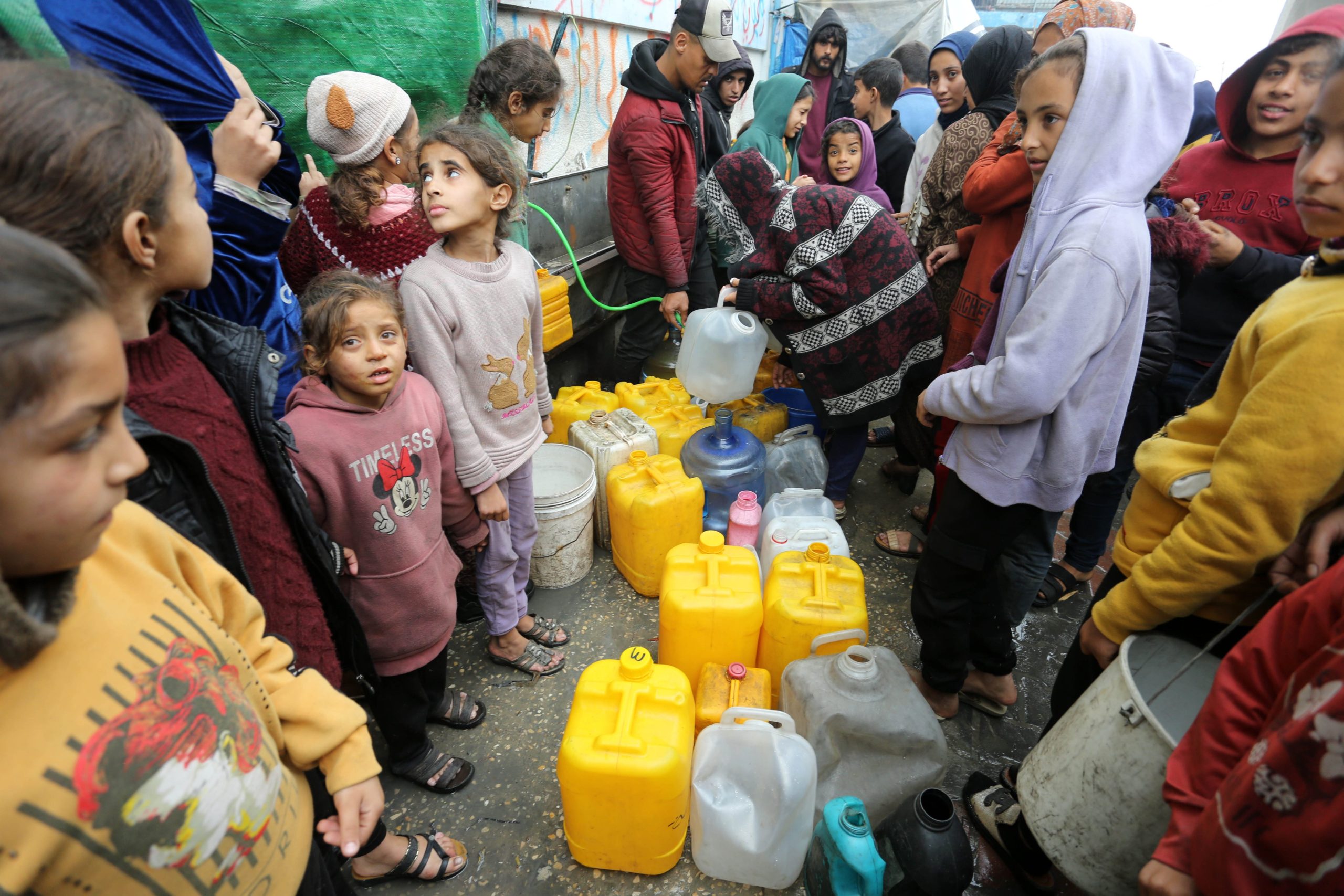هكذا يستخدم الاحتلال سلاح المياه لمفاقمة معاناة النازحين في غزة