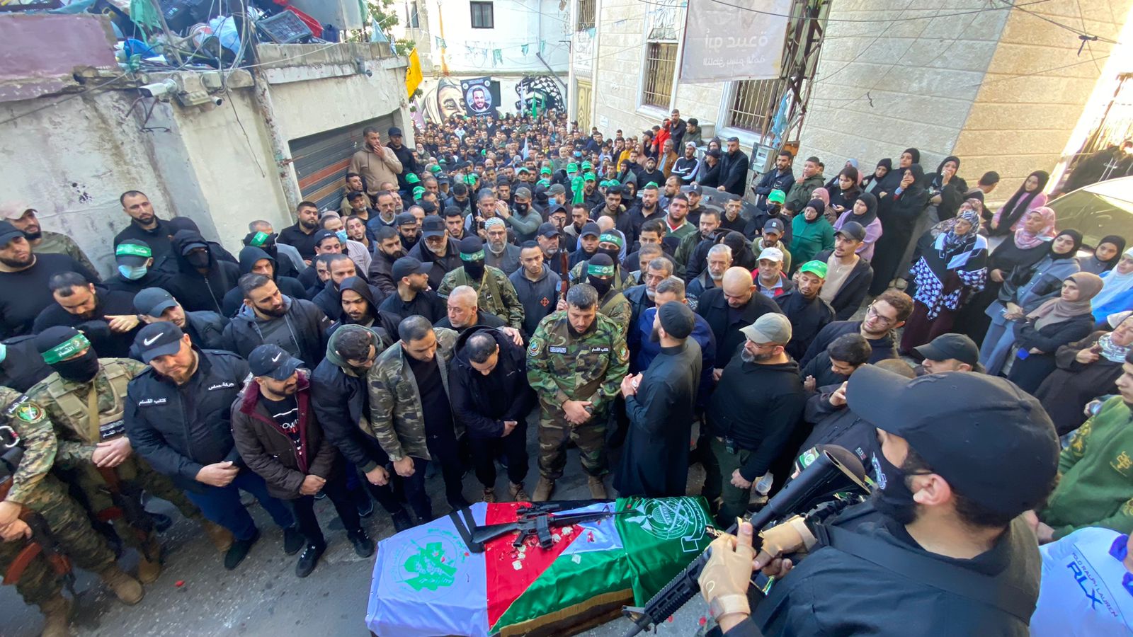 تشييع جثمان الشهيد القسامي حسنين في صيدا اللبنانية تشييع جثمان الشهيد القسامي حسنين في صيدا اللبنانية