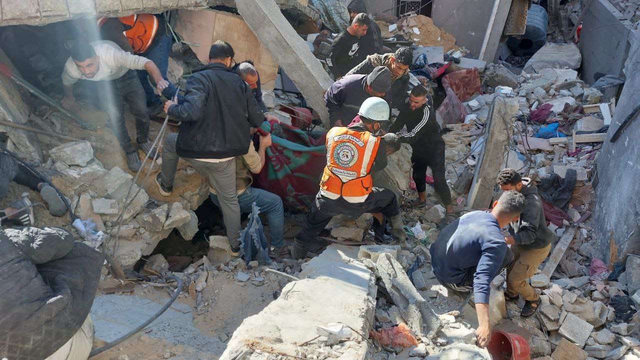 “الصحة”: استشهاد 210 مواطنين وإصابة 386 آخرين تحت قصف الاحتلال خلال الـ 24 ساعة الماضية