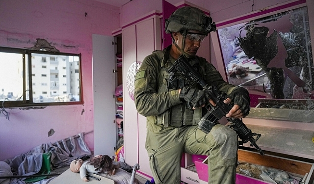 شهادة طبيب عسكري إسرائيلي: الجيش يمارس عمليات نهب ممأسسة ويتخلى عن أخلاق الحرب
