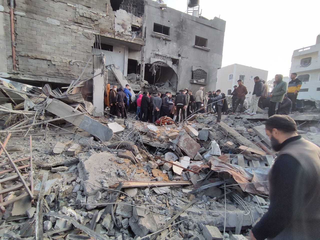 الاحتلال يقصف مربعا سكنيا في بيت لاهيا