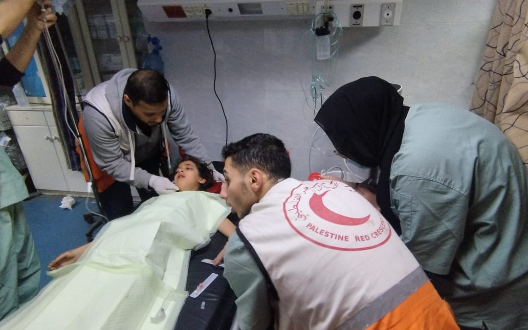 “الهلال الأحمر يعلن استشهاد مسعف وإصابة آخرين برصاص الاحتلال بغزة