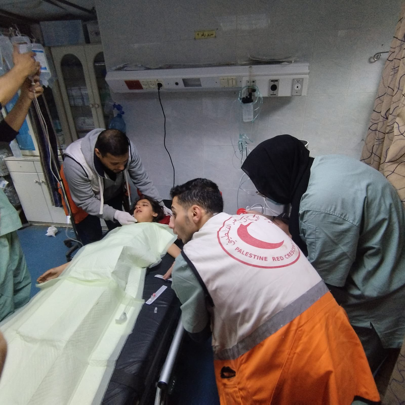 “الهلال الأحمر يعلن استشهاد مسعف وإصابة آخرين برصاص الاحتلال بغزة