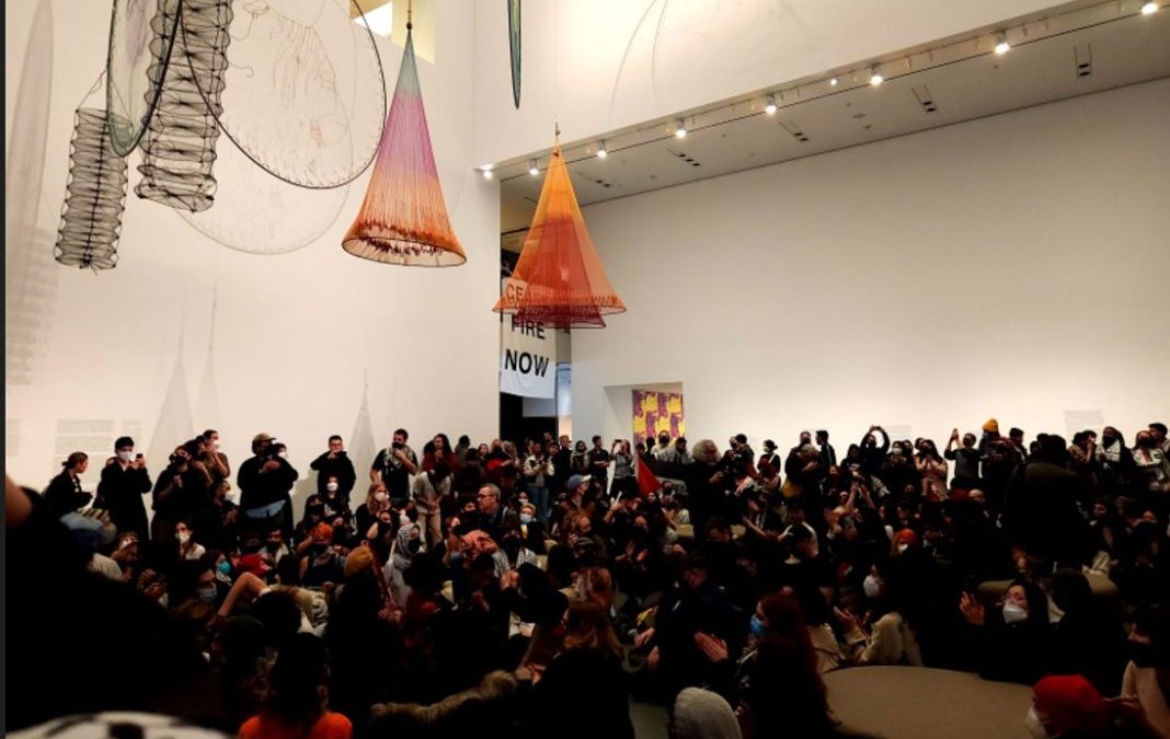 نيويورك.. متظاهرون يقتحمون متحف “الفن الحديث” للمطالبة بوقف الحرب على غزة