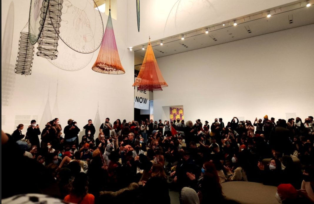 نيويورك.. متظاهرون يقتحمون متحف “الفن الحديث” للمطالبة بوقف الحرب على غزة