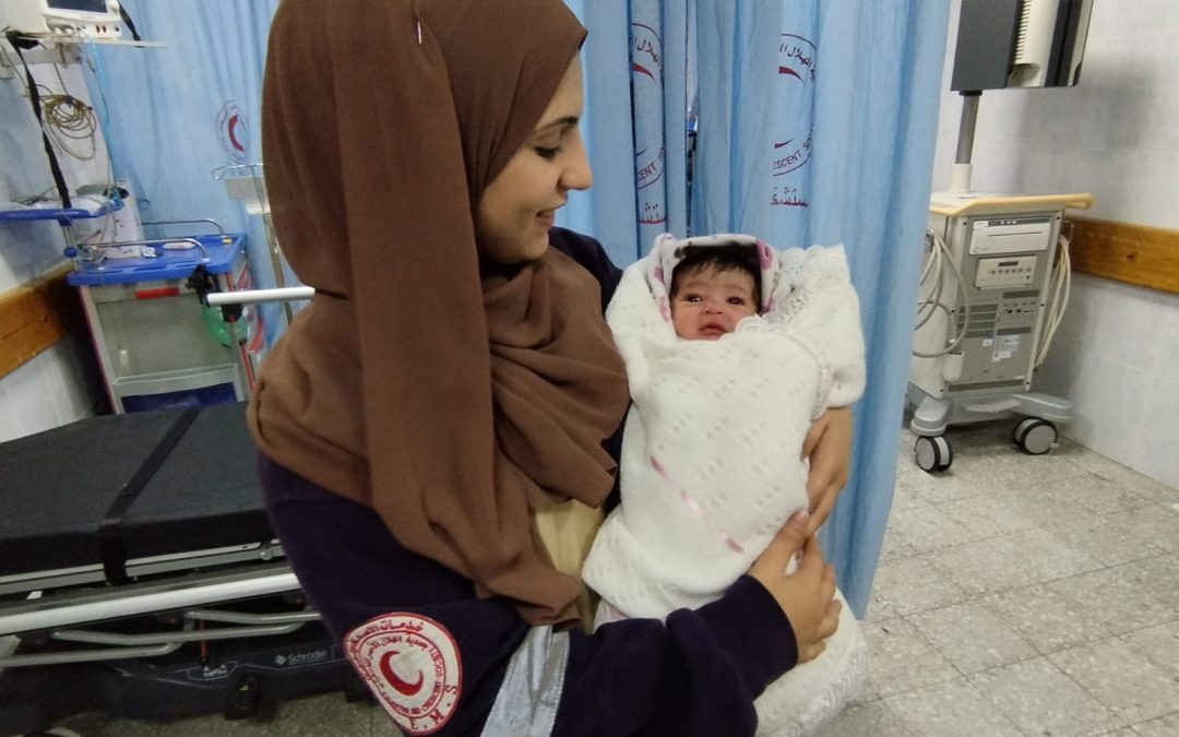 مستشفى الأمل في خانيونس ينقذ أُمًا وجنينها رغم قلة الإمكانيات والحصار