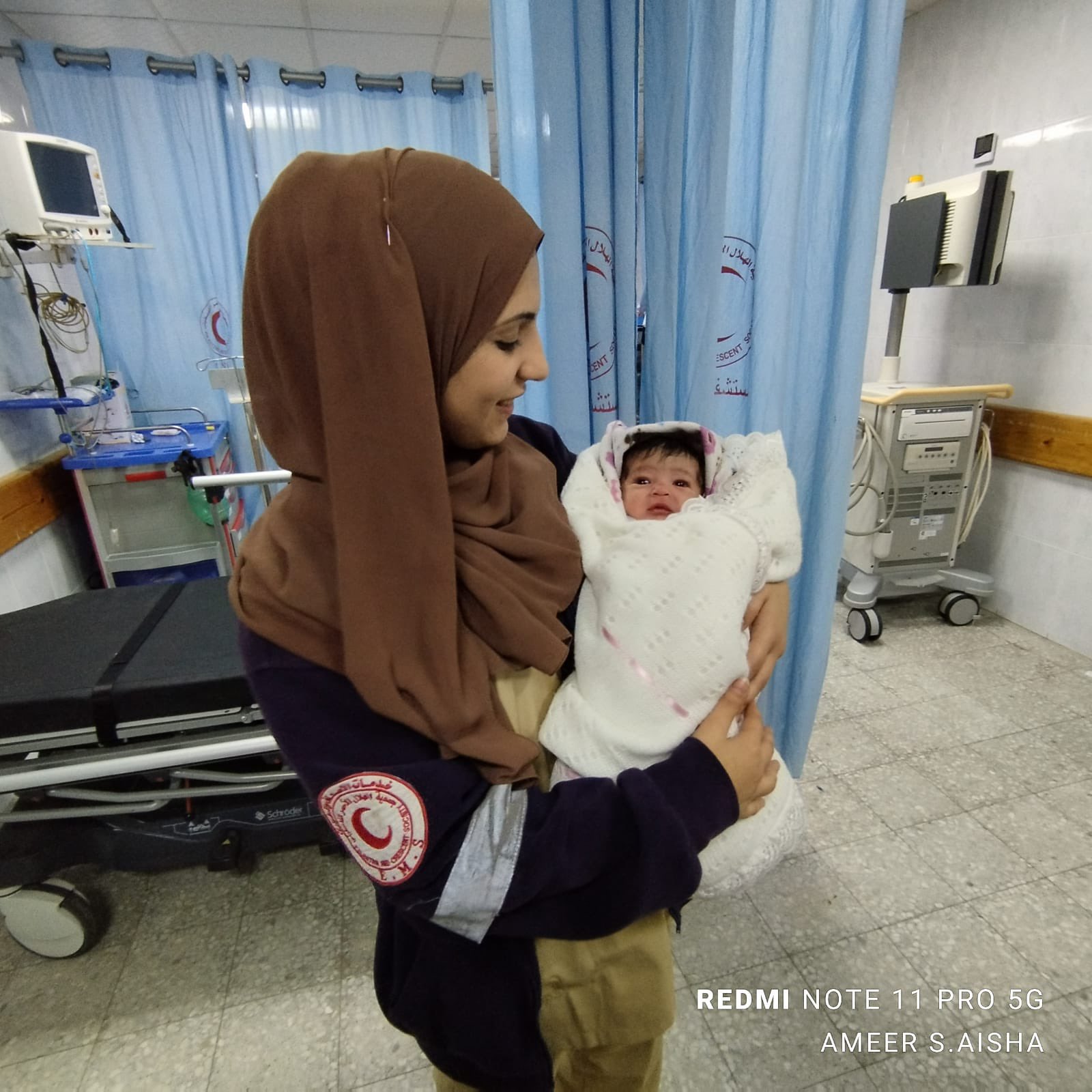مستشفى الأمل في خانيونس ينقذ أُمًا وجنينها رغم قلة الإمكانيات والحصار