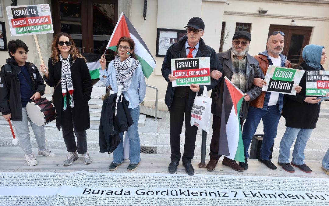 “سلسلة بشرية” في إسطنبول لإحياء ذكرى شهداء غزة