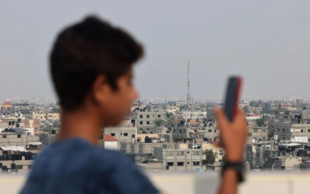 التقاط بث الاتصالات والإنترنت .. مخاطرة في غزة تتحدى العزلة الإسرائيلية