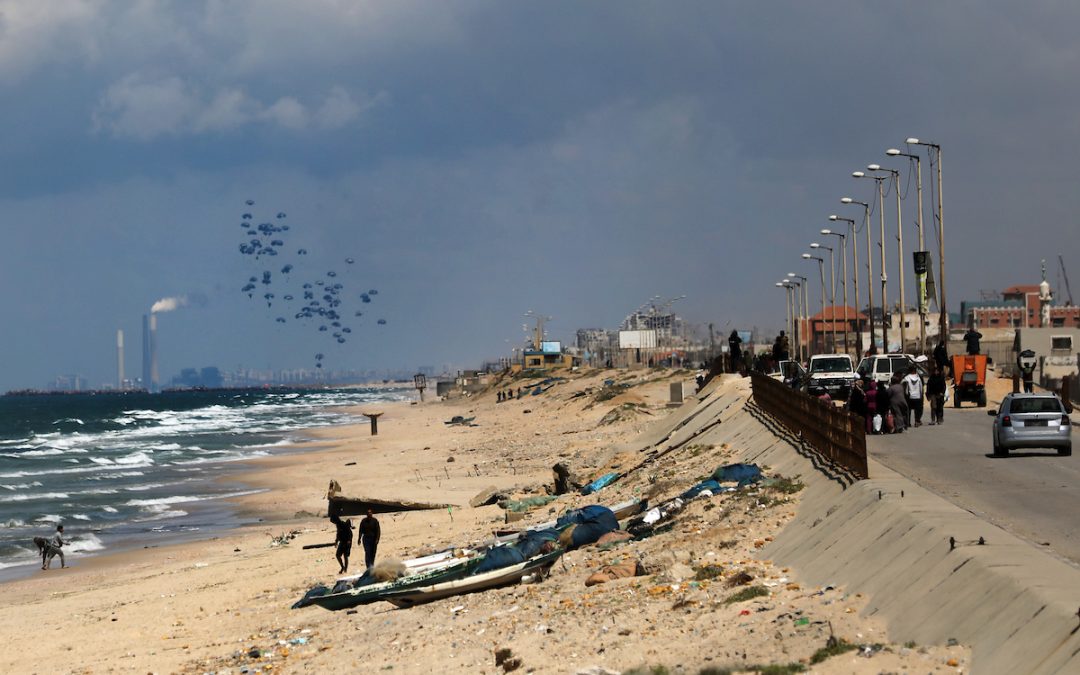 استشهاد 18 مدنيًّا نتيجة عمليات إنزال خاطئة للمساعدات على غزة