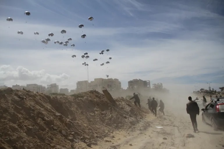 الإعلامي الحكومي يكشف عن عدد الشهداء بغزة بسبب عمليات إنزال المساعدات جوًا