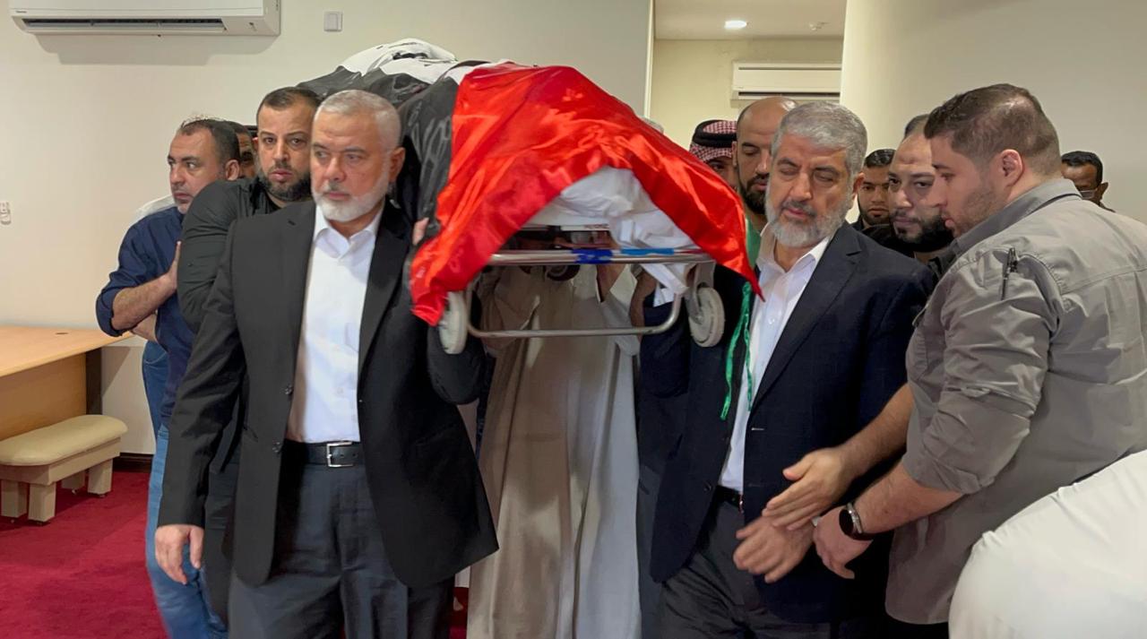 خلال جنازة والدة حسن سلامة .. هنية: نودع قامة سامقة من نساء فلسطين خلال جنازة والدة حسن سلامة .. هنية: نودع قامة سامقة من نساء فلسطين